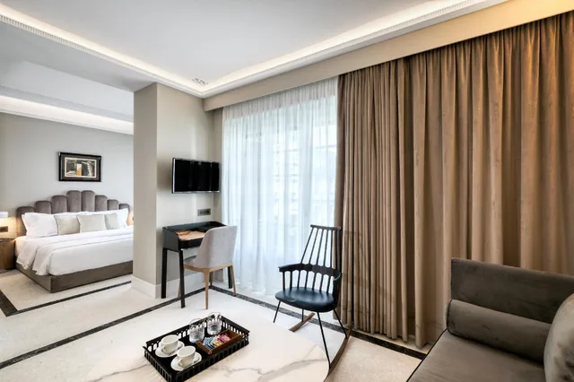 Senior, Suite، Athenian Foss 1/1