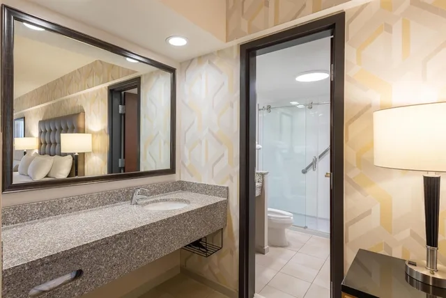 غرفة ديلوكس بسرير كينج مع أريكة، Drury Inn and Suites St Louis Airport 6/6