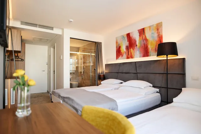 غرفة عائلية ثلاثية بسريرين منفصلين بإطلالة جزئية على البحر مع أريكة، Paris Hotel 8/10