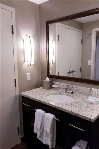 جناح بسرير كينج بحوض استحمام لذوي الإعاقة، Homewood Suites by Hilton Calgary-Airport, Alberta, Canada 2/2