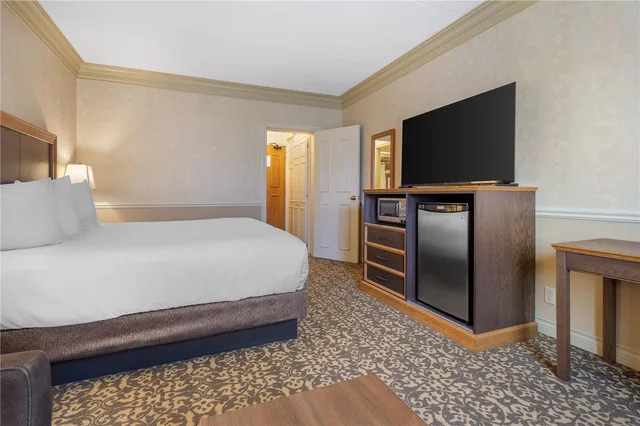 غرفة بسرير كوين مع أريكة، Best Western Parkway Inn Conference Centre 3/6