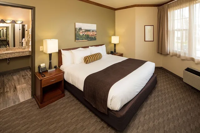 غرفة قياسية بسرير كوين، Kress Inn Ascend Hotel Collection 2/8