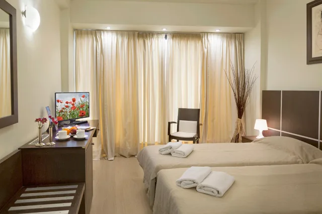 غرفة ثلاثية، Blue Sea Hotel 1/1