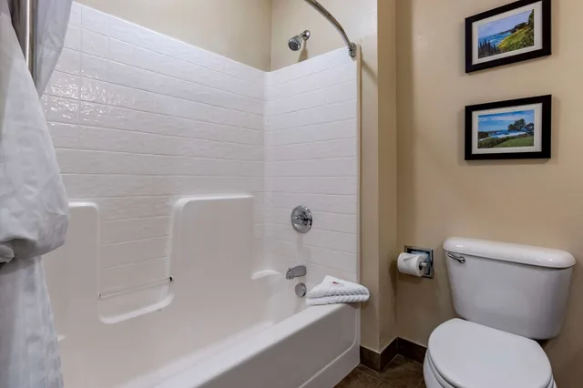 جناح بسرير كينج بشرفة بغرفة نوم واحدة، Comfort Inn & Suites Ukiah Mendocino County 4/4