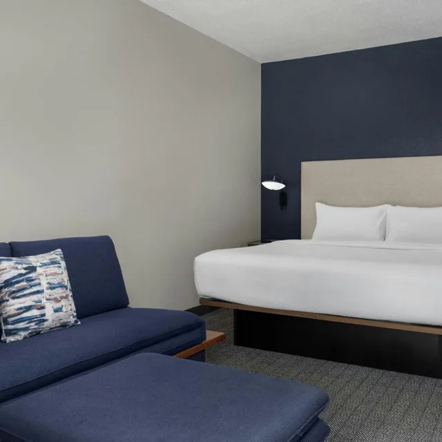 غرفة قياسية بسرير كينج مع أريكة لذوي الإعاقة، Courtyard by Marriott Birmingham Hoover 2/10