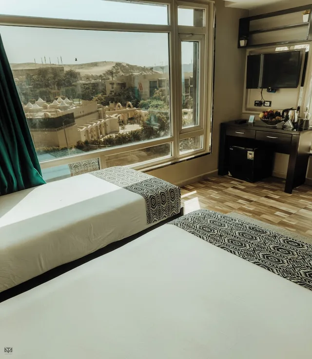 غرفة بريميوم ثلاثية بسرير كوين وسرير فردي بإطلالة على الجبل، Turquoise Pyramids & Grand Egyptian museum view Hotel 5/10
