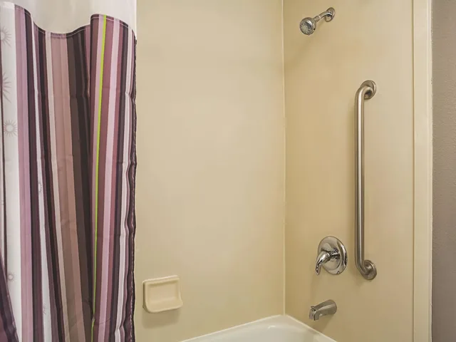 غرفة ديلوكس بسرير كينج لذوي الإعاقة، La Quinta Inn Fresno Yosemite 10/10