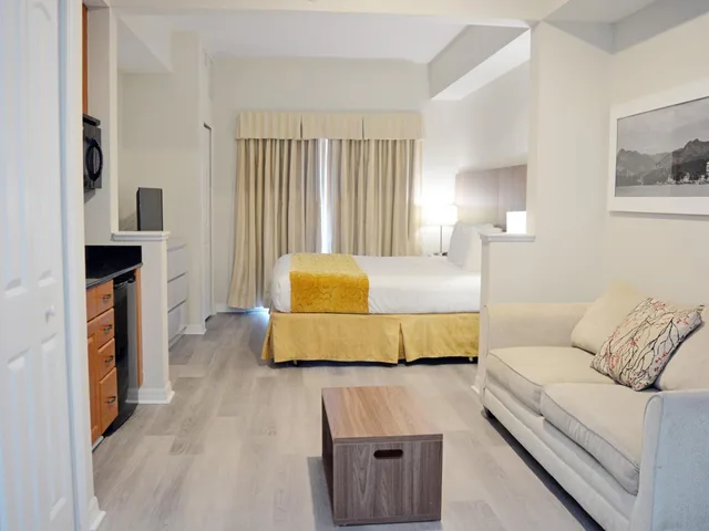 استوديو تنفيذي بسرير كينج، The Point Hotel & Suites 1/2