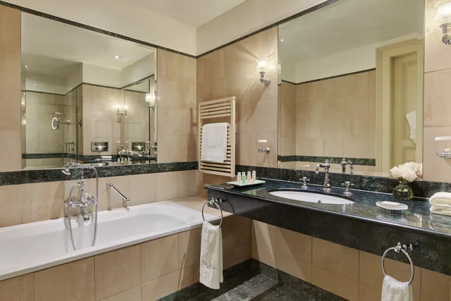 جناح جونيور بسرير كينج بإطلالة على البحيرة، Beau Rivage Geneve 6/8