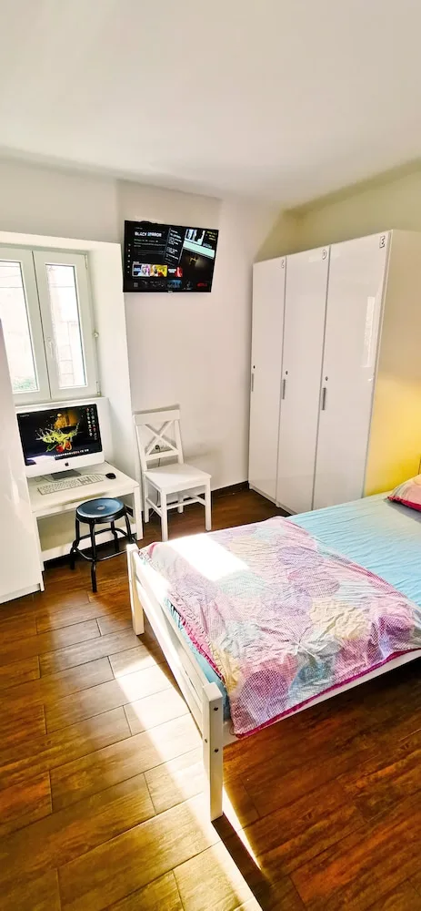 شقة بسريرين منفصلين وأسرّة بطابقين بغرفة نوم واحدة بحمام خاص، Croparadise Hostel 1/5