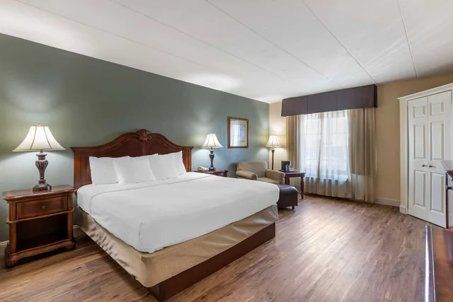 غرفة بزنس بسرير كينج، Best Western Plus Steeplegate Inn 11/13