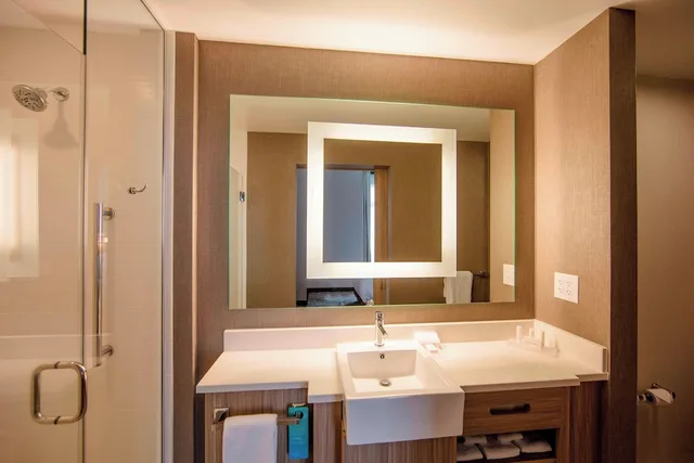 جناح ركني بسرير كينج، SpringHill Suites by Marriott Athens Downtown/University Area 2/2