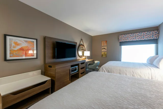 غرفة قياسية بسريرين كوين، Hampton Inn and Suites Charlottetown 2/3
