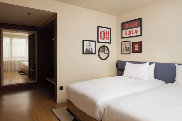 غرفة بسريرين منفصلين مع أريكة، Hampton by Hilton Paris Saint Ouen 1/2