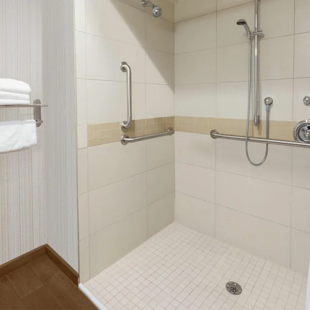 غرفة بسرير كينج وسرير كوين لذوي الإعاقة، Hilton Garden Inn Pittsburgh University Place 5/6