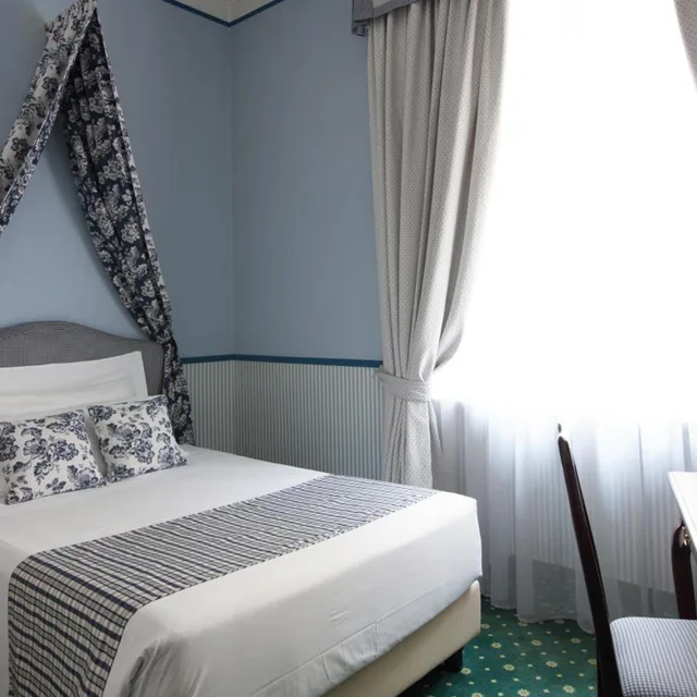 Classic, Queen Bed, Victoria 1/2