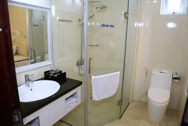 غرفة ديلوكس بسرير مزدوج وسرير فردي، Tuyet Son Hotel 7/9