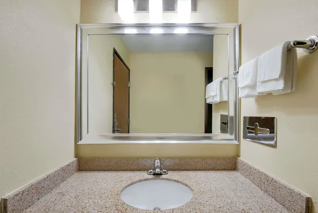 غرفة قياسية بسرير كينج، Super 8 By Wyndham Kansas City 10/10