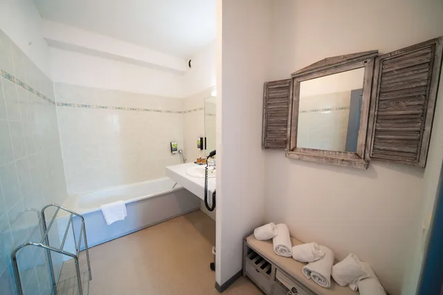 غرفة عائلية بسرير كينج وسريرين منفصلين مع أريكة، Sure Hotel by Best Western Beziers Le Monestie 6/12