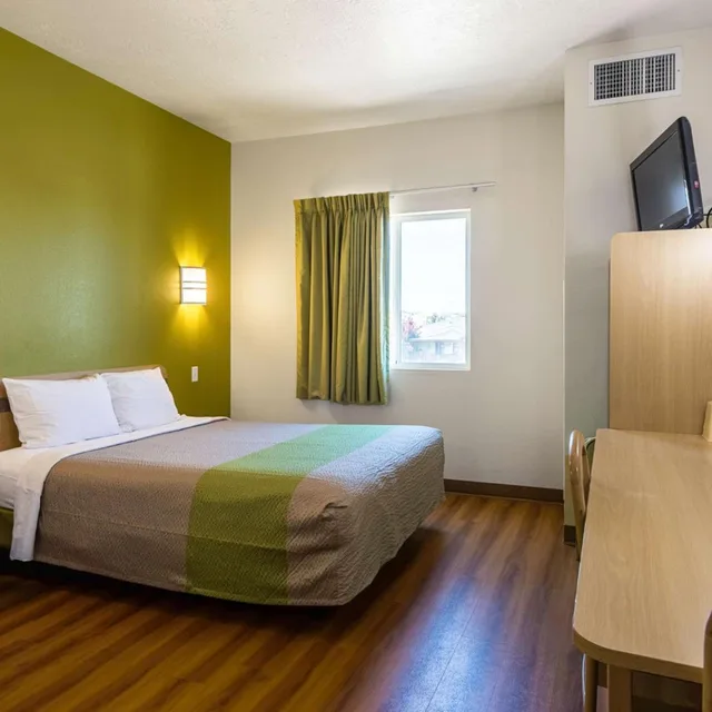 1 Queen Bed - ADA/RI Shower/Non-Smoking، Motel6 Cedar City, UT 1/10
