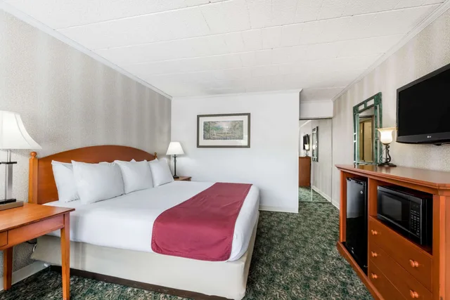 Room, King Bed, Exterior Entrance، Ramada by Wyndham State College Hotel & Conference Center 1/10