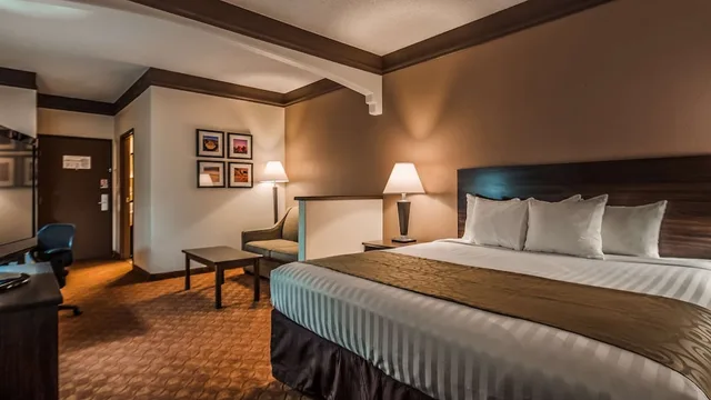 غرفة تنفيذية بسرير كينج بحوض جاكوزي، Best Western Tolleson Hotel 2/5