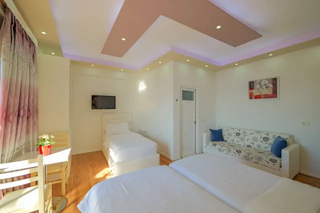 غرفة ثلاثية بسرير مزدوج وسرير فردي بإطلالة على البحر، Hotel Iliria Sarande 1/6