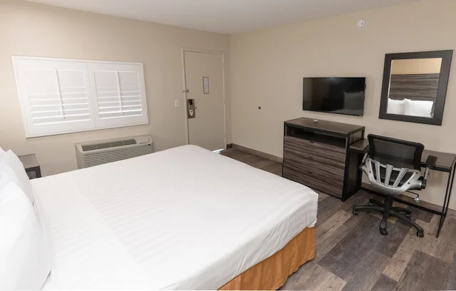 غرفة بسرير كينج، CROWN MOTEL 1/5