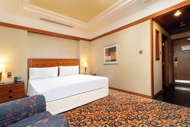غرفة قياسية بسرير كينج بإطلالة على البحر للمدخنين، Holiday Inn Kuwait 4/6