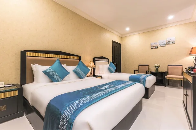 Deluxe, Triple, 1 Queen and 1 Single Bed, Partial River View، Ibiza Riverfront Hotel Da Nang 4/9