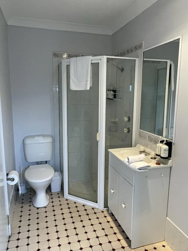 Studio, Cabin, King Bed، Sydney Getaway Holiday Park 3/3