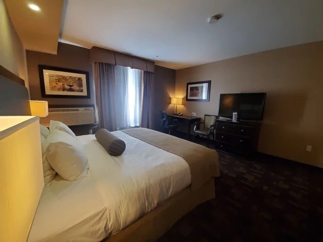غرفة قياسية بسرير كينج لذوي الإعاقة، Best Western Plus Fox Creek 3/7