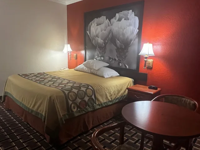 غرفة قياسية بسرير كينج، Super 8 By Wyndham Brookshire Tx 2/7