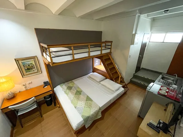غرفة ديلوكس بسرير كينج وسرير بطابقين، Amaris Bed & Breakfast 1/1