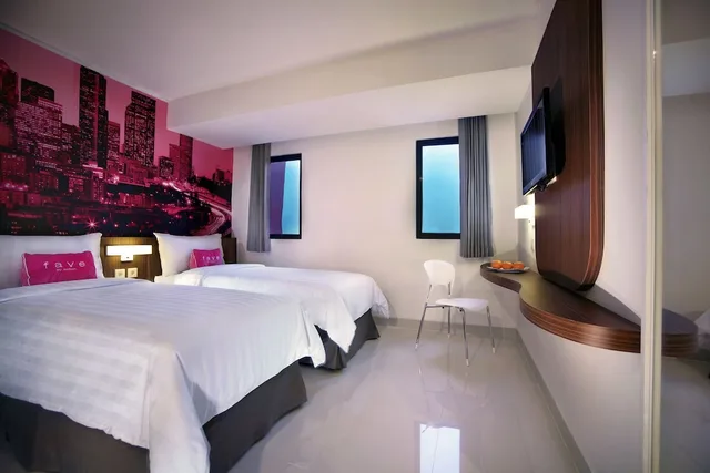 Superior, Twin Beds, favehotel PGC Cililitan 2/3