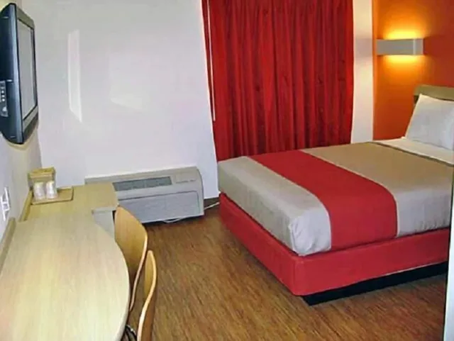 1 Queen Bed - Mobil Access Tub Nsmk Micfridg, Motel6 Marble Falls, TX 5/9