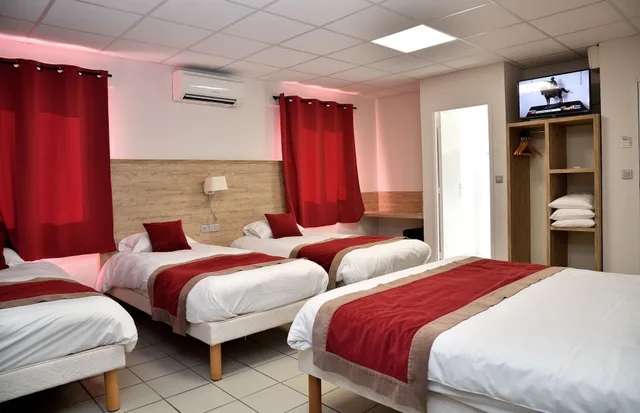 غرفة عائلية بسرير مزدوج وسريرين منفصلين، Hôtel du Bowling de Millau 4/10