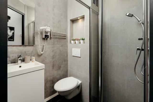 غرفة كلاسيكية بسرير كوين بإطلالة على الفناء، HOTEL D'ARGENSON 3/3