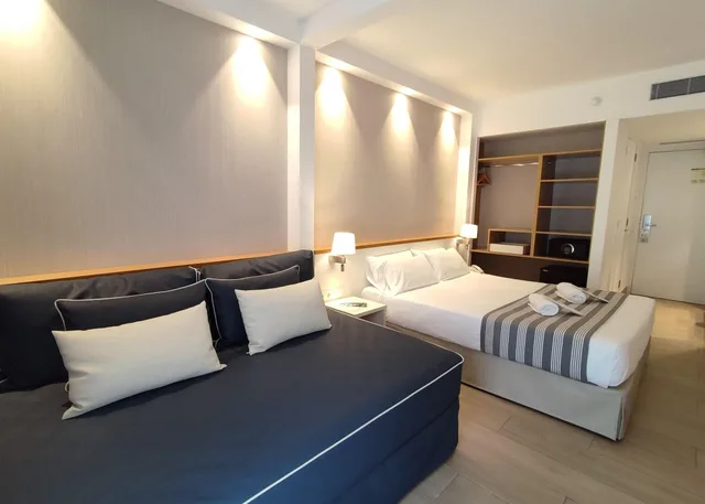 غرفة بسرير كوين، Hotel Rosamar Es Blau Lloret Adults Only 1/5