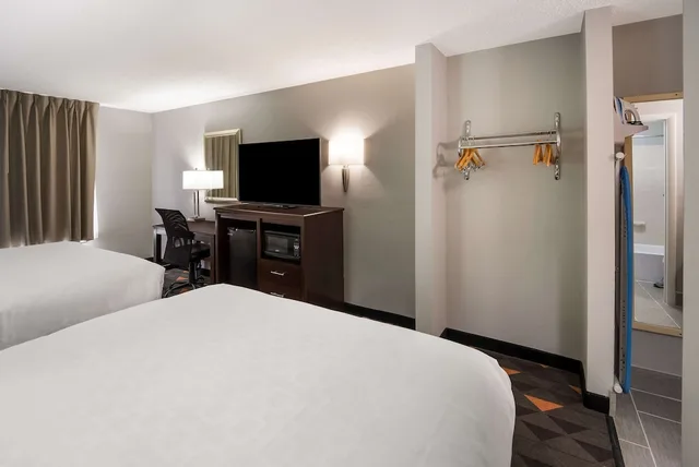 غرفة قياسية بسريرين كوين، Clarion Pointe Indianapolis Northeast 3/5
