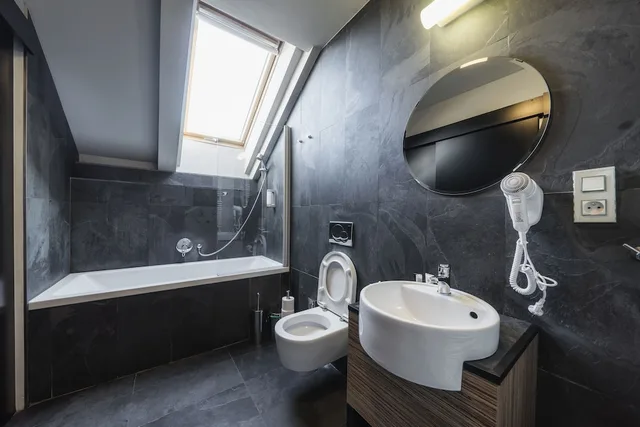غرفة قياسية ثلاثية بسرير مزدوج وسرير فردي، Hotel Noir 7/9