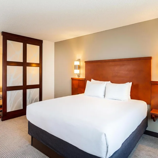غرفة بسرير كينج مع أريكة في طابق مرتفع، Hyatt Place Sacramento Roseville 2/4