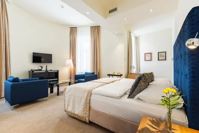 Junior Suite, Studio, King Bed, Hilight Suites Hotel 5/8