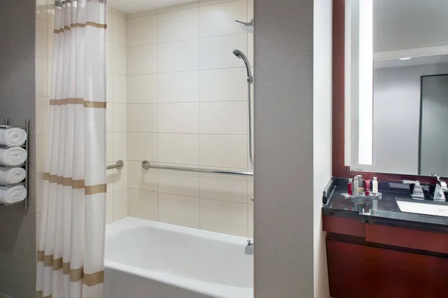 غرفة ديلوكس بسرير كينج، Atlanta Airport Marriott Gateway 3/5