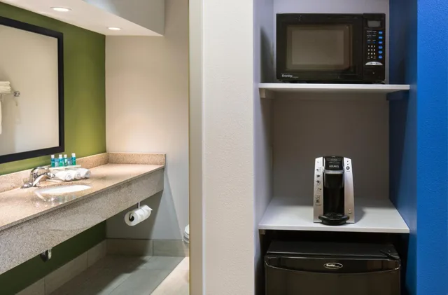 Xtra Space, Standard, King Bed، Holiday Inn Express Cedar Rapids Collins Rd 9/9