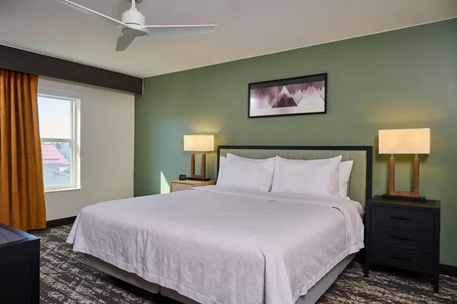 جناح بسرير كينج مع أريكة لذوي الإعاقة، Homewood Suites By Hilton Anchorage 1/3