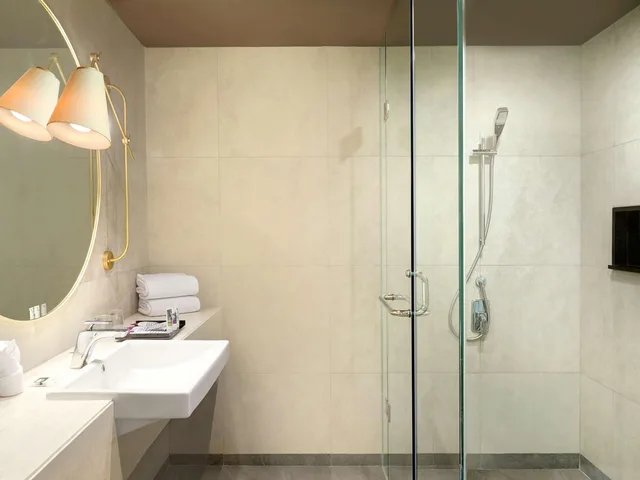 غرفة ديلوكس بسرير كينج، Mercure Makassar Nexa Pettarani 3/3