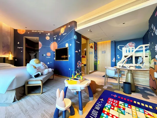 غرفة بريميوم بسرير كينج وسرير بطابقين، Crowne Plaza Huzhou 3/6