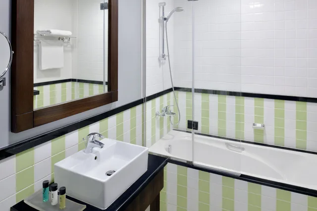غرفة ديلوكس بسرير كينج، Movenpick Hotel Apartments Al Mamzar 7/10