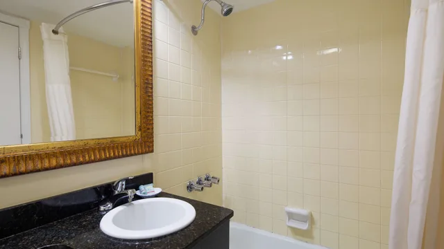 Suite, 2 Queen Beds, Ocean Front, Sofa, Kitchen، Best Western Ocean Sands Beach Resort 5/10